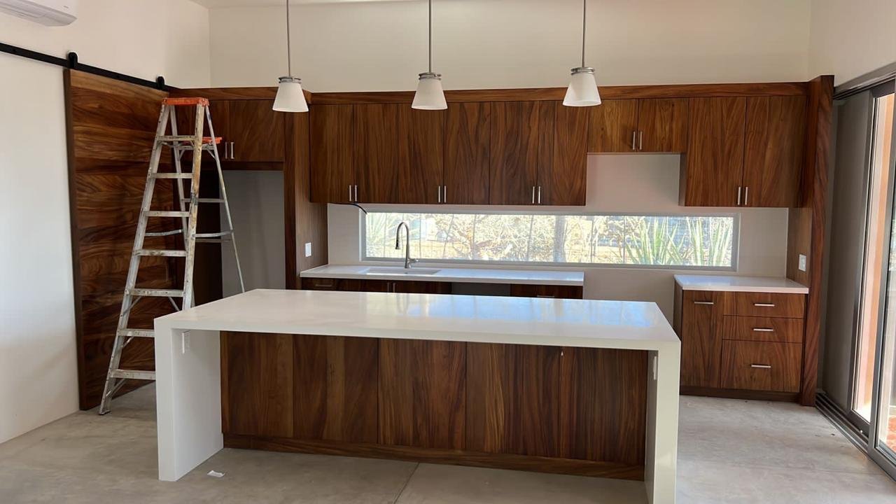 Registro de la cocina en obra, con carpintería instalada y trabajos en proceso